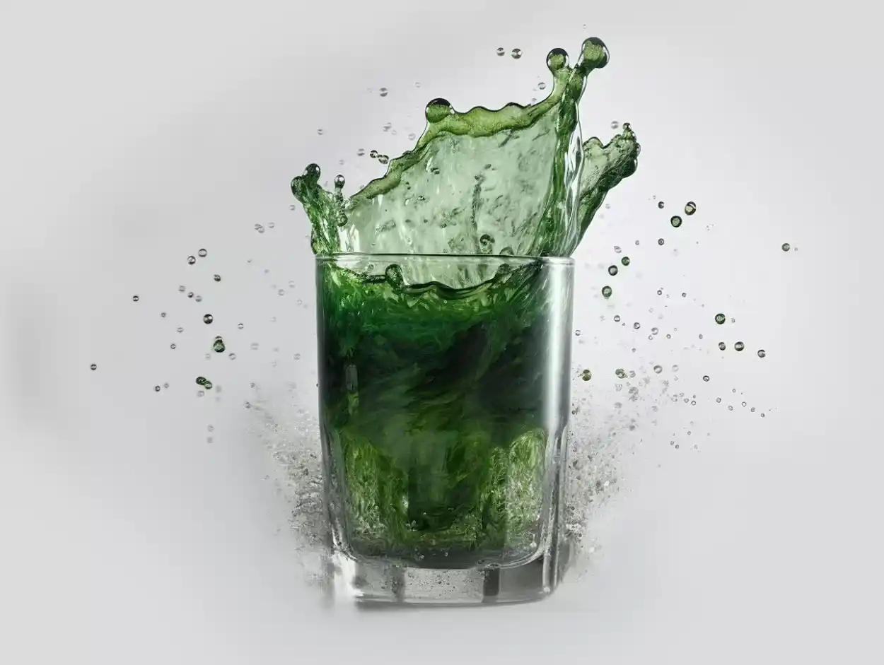 Supergreen-intelligent-food-chlorella-spirulina-modra-zeleny-jecmen-glass_op